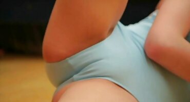 chat sex ai Người đàn ông đã sex lái máy bay bà già gửi bạn của mình đến bồn tắm nước nóng.